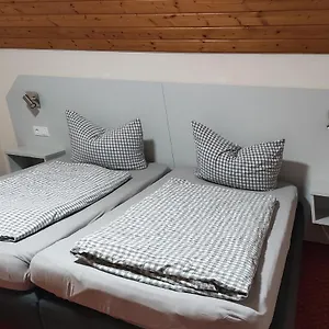Schneider, Apartment
